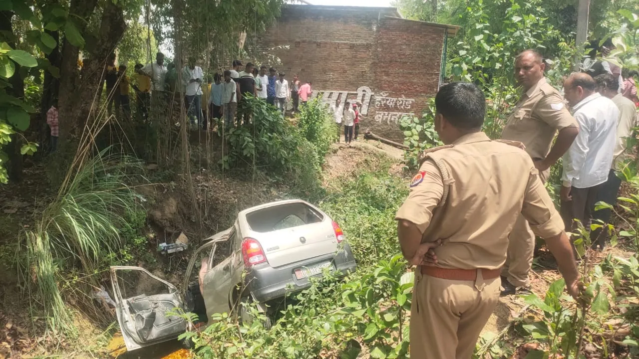 गोंडा: बाइक सवार को बचाने में पलटी अल्टो कार, एक की मौत, 7 घायल
