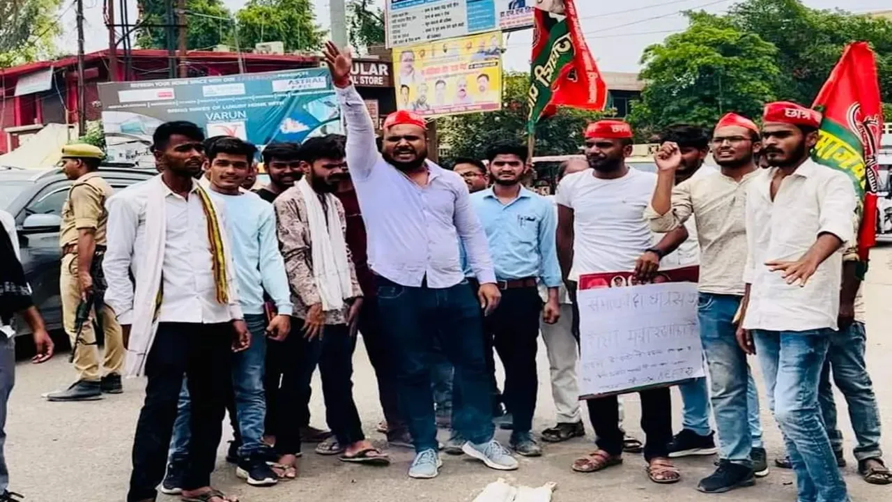 NEET पेपर लीक मामला: सपा और कांग्रेस ने मांगा केंद्रीय शिक्षा मंत्री धर्मेंद्र प्रधान का इस्तीफा, जलाया पुतला  