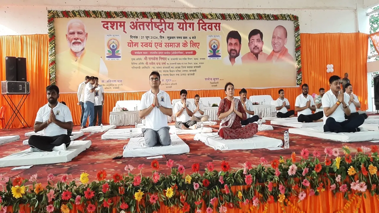 बाराबंकी: योगाभ्यास कर लिया निरोगी बनने का संकल्प, राज्यमंत्री संग अधिकारियों, कर्मचारियों और एनसीसी के बच्चों ने किया योग