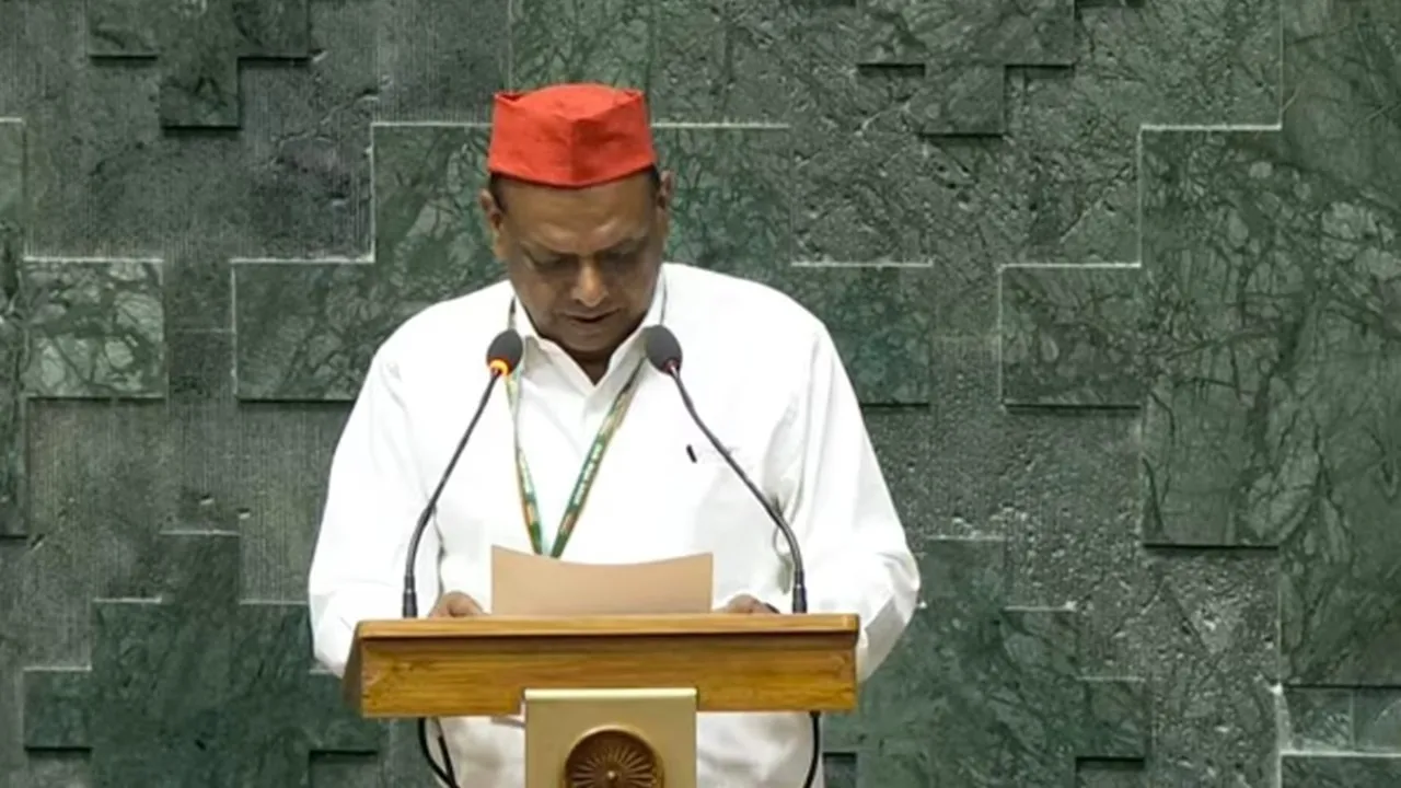 सपा सांसद ने लोकसभा स्पीकर को पत्र लिखकर कहा- संसद से सेंगोल हटाकर लगाएं संविधान की कॉपी  