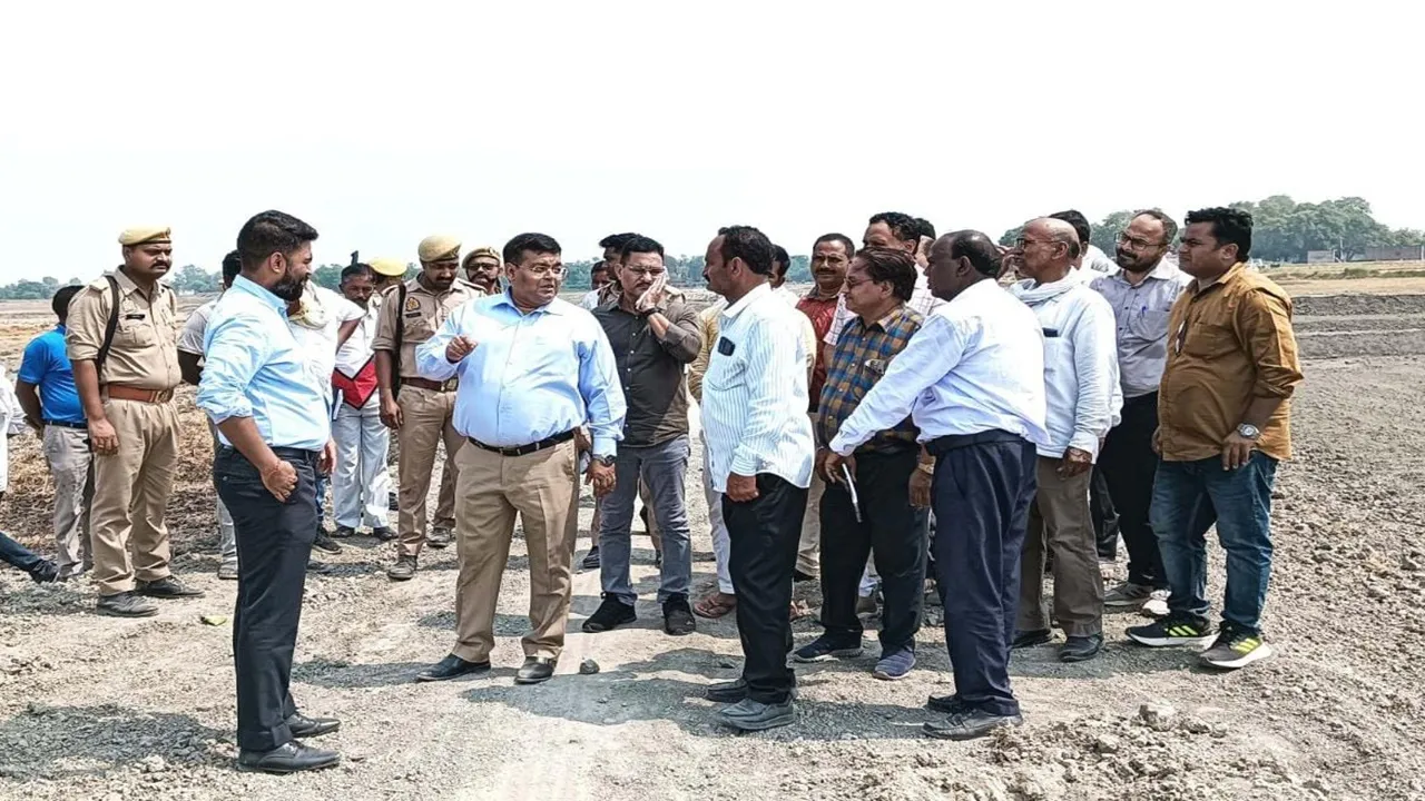 प्रतापगढ़: तालाबों की हकीकत देखने पहुंचे डीएम और सीडीओ, दिए यह निर्देश 