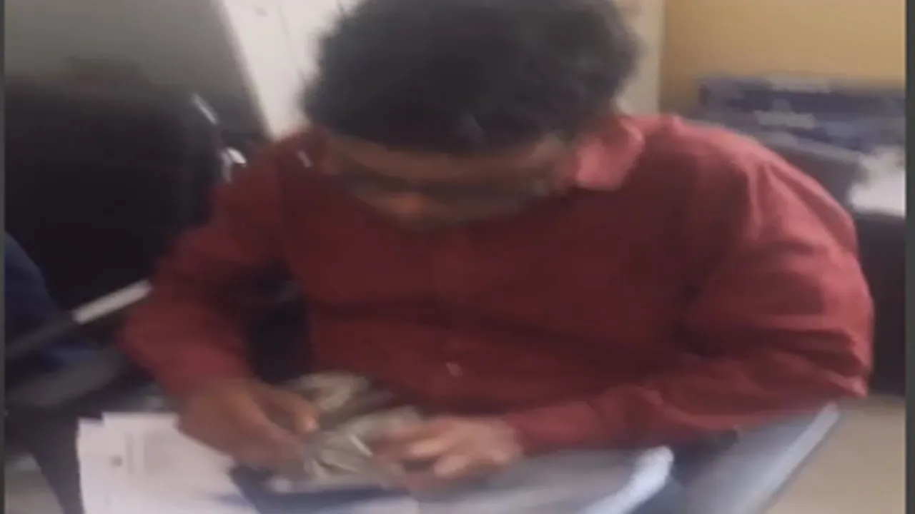 रायबरेली: महराजगंज ब्लॉक में तैनात बड़े बाबू का रुपए गिनते वीडियो वायरल, लगा रिश्वत लेने का आरोप, जानें क्या है सच्चाई 