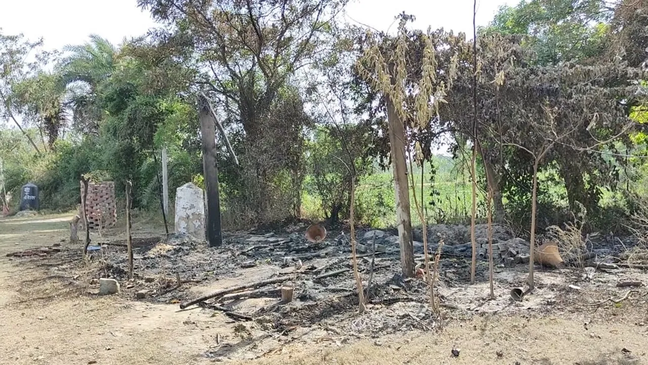 सीतापुर: बाबा ने कुटिया जलाने और मूर्तियों को खंडित करने का लगाया आरोप, पुलिस जांच में जुटी