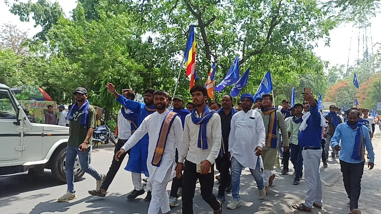 बहराइच: सीओ के निलंबन की मांग को लेकर भीम आर्मी का प्रदर्शन, पुलिस से हुई नोकझोंक, दिया धरना