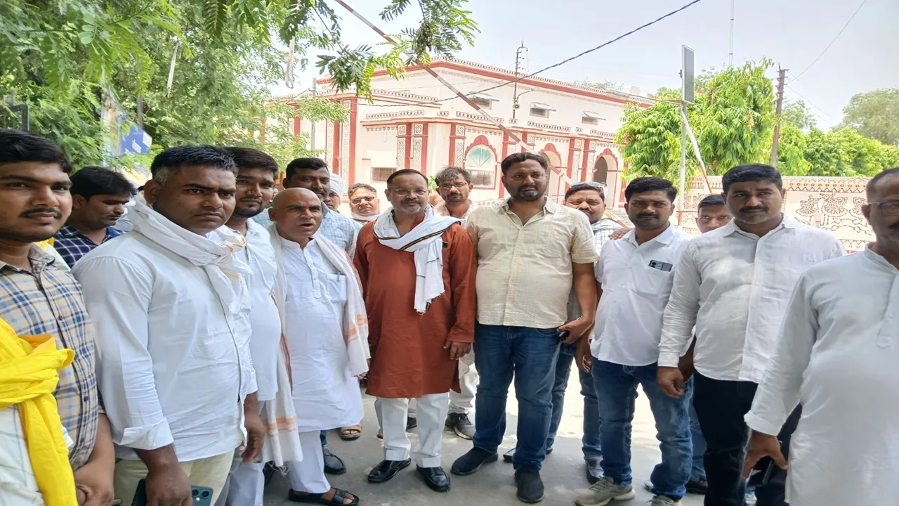 सुलतानपुर: नए शासनादेश के खिलाफ प्रधानों में आक्रोश, पहुंचे कलेक्ट्रेट, भूख हड़ताल की दी चेतावनी 