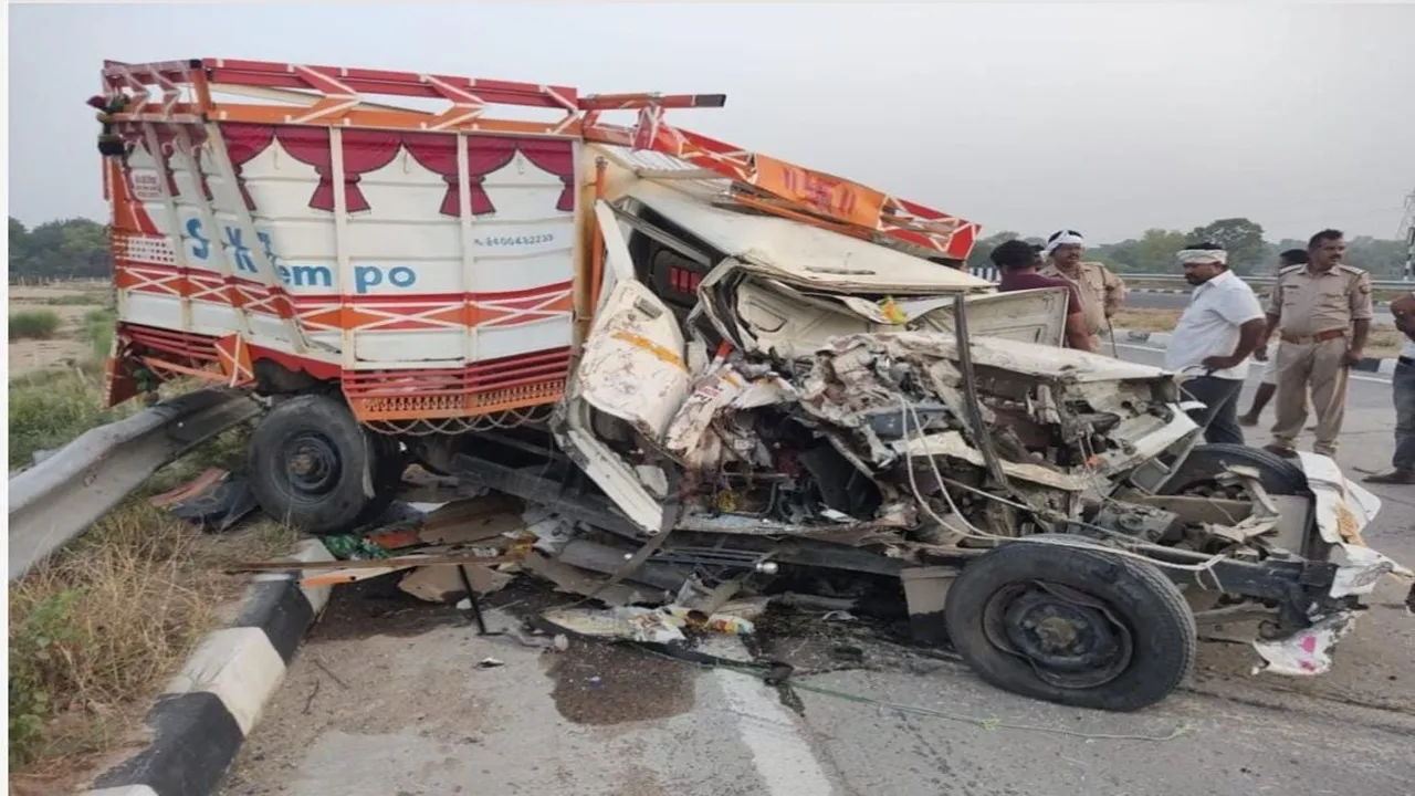 जौनपुर: तेज रफ्तार ट्रेलर की चपेट में आने से पिकअप सवार दो लोगों की मौत, एक अन्य गंभीर  