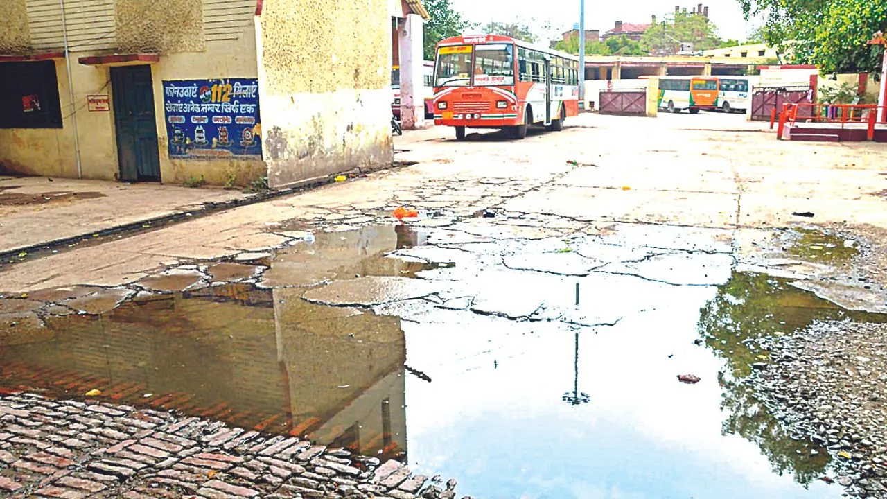 Kanpur News: चुन्नीगंज बस अड्डे पर सीवरभराव, यात्री पी रहे खौलता पानी...मच्छर बने  मुसीबत, विश्रामालय का पंखा भी खराब