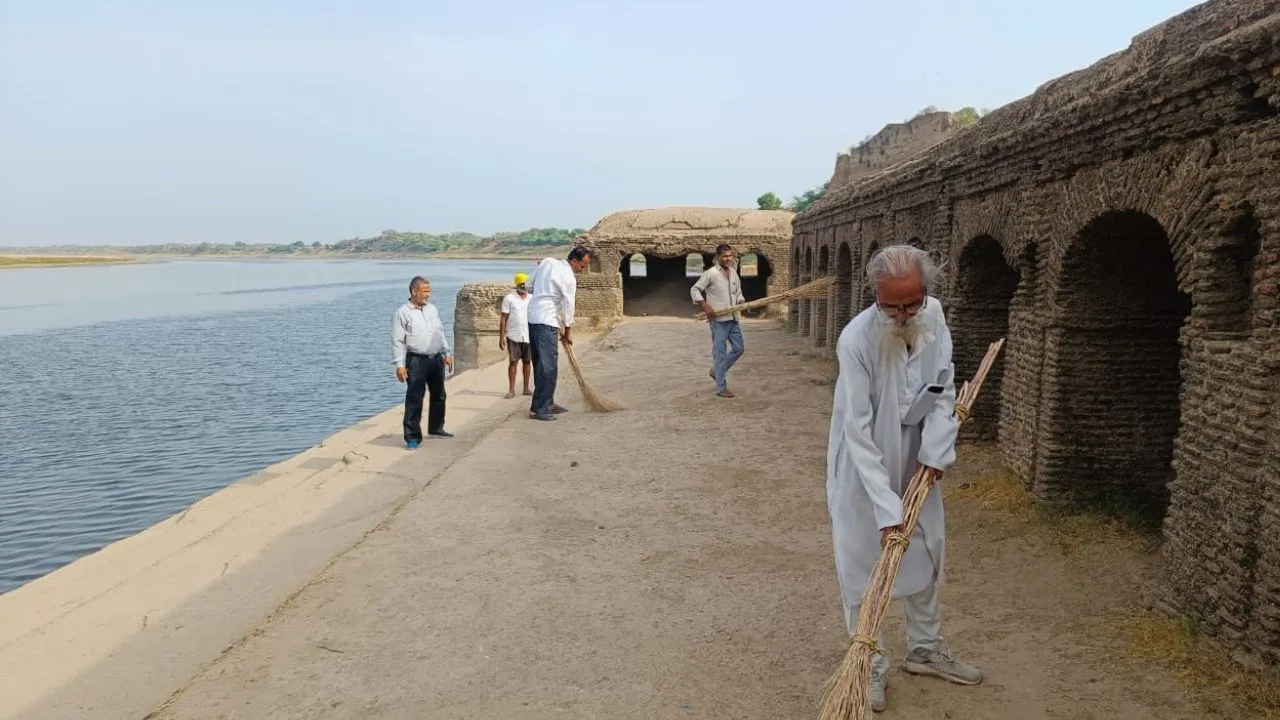  Auraiya: यमुना तट पर स्थित विश्रांत पर चला सफाई अभियान...गंगा दशहरा पर श्रद्धालु यमुना में लगाएंगे आस्था की डुबकी