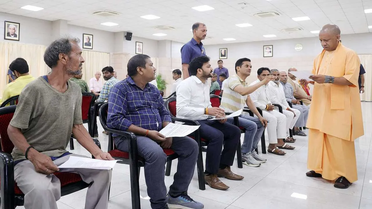 लखनऊः सीएम योगी ने सुनी जनसमस्या, जल्द समाधान के लिए अधिकारियों को किया निर्देशित 