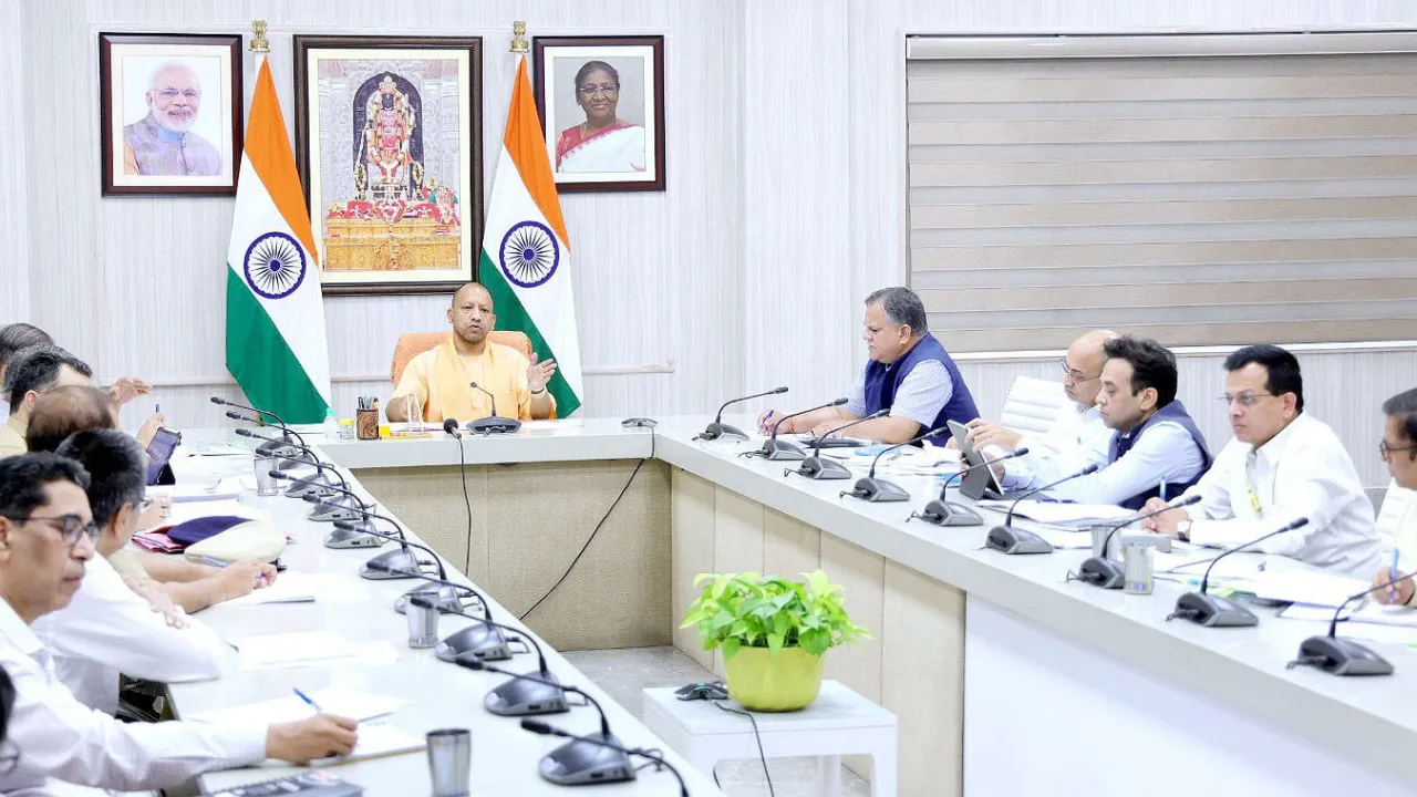 सीएम योगी ने आगामी त्योहारों को लेकर की समीक्षा बैठक, अराजकतत्वों पर कड़ी नजर रखने के दिए दिशा-निर्देश