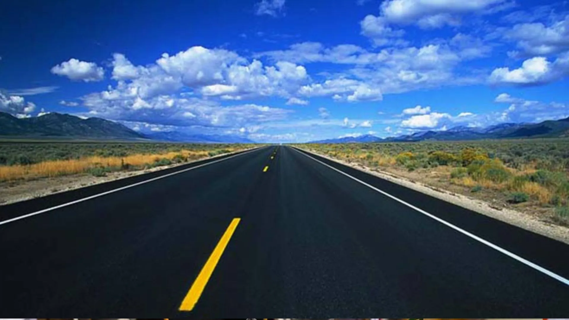 बरेली: 80 लाख की सड़क की चार माह में पटरी भी नहीं बना सके...अफसरों का जवाब, नहीं मिल पा रही मिट्टी