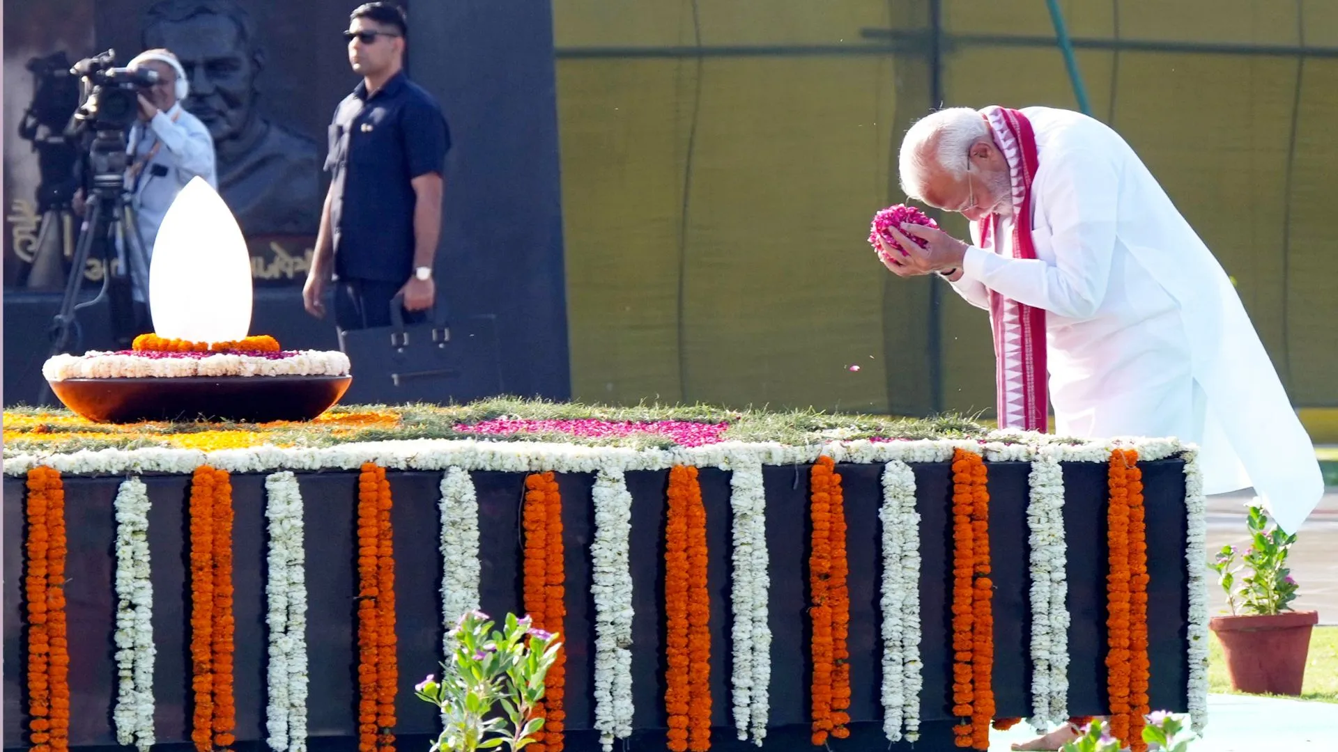 Narendra Modi Oath Ceremony: नरेंद्र मोदी आज तीसरी बार लेंगे प्रधानमंत्री पद की शपथ, शहीदों को किया नमन