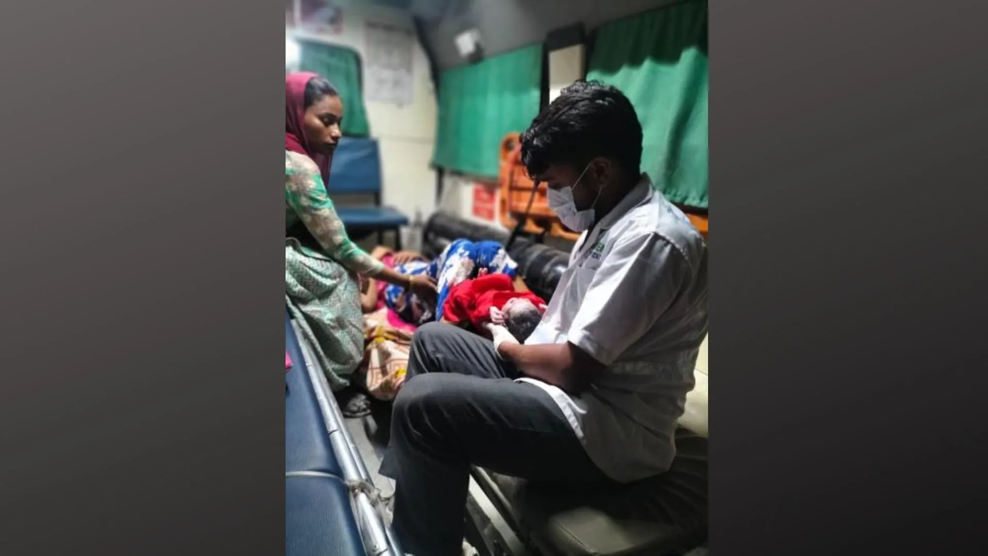 बरेली: आंधी-पानी के दौरान एंबुलेंस में कराया सुरक्षित प्रसव, जच्चा और बच्चा दोनों स्वस्थ
