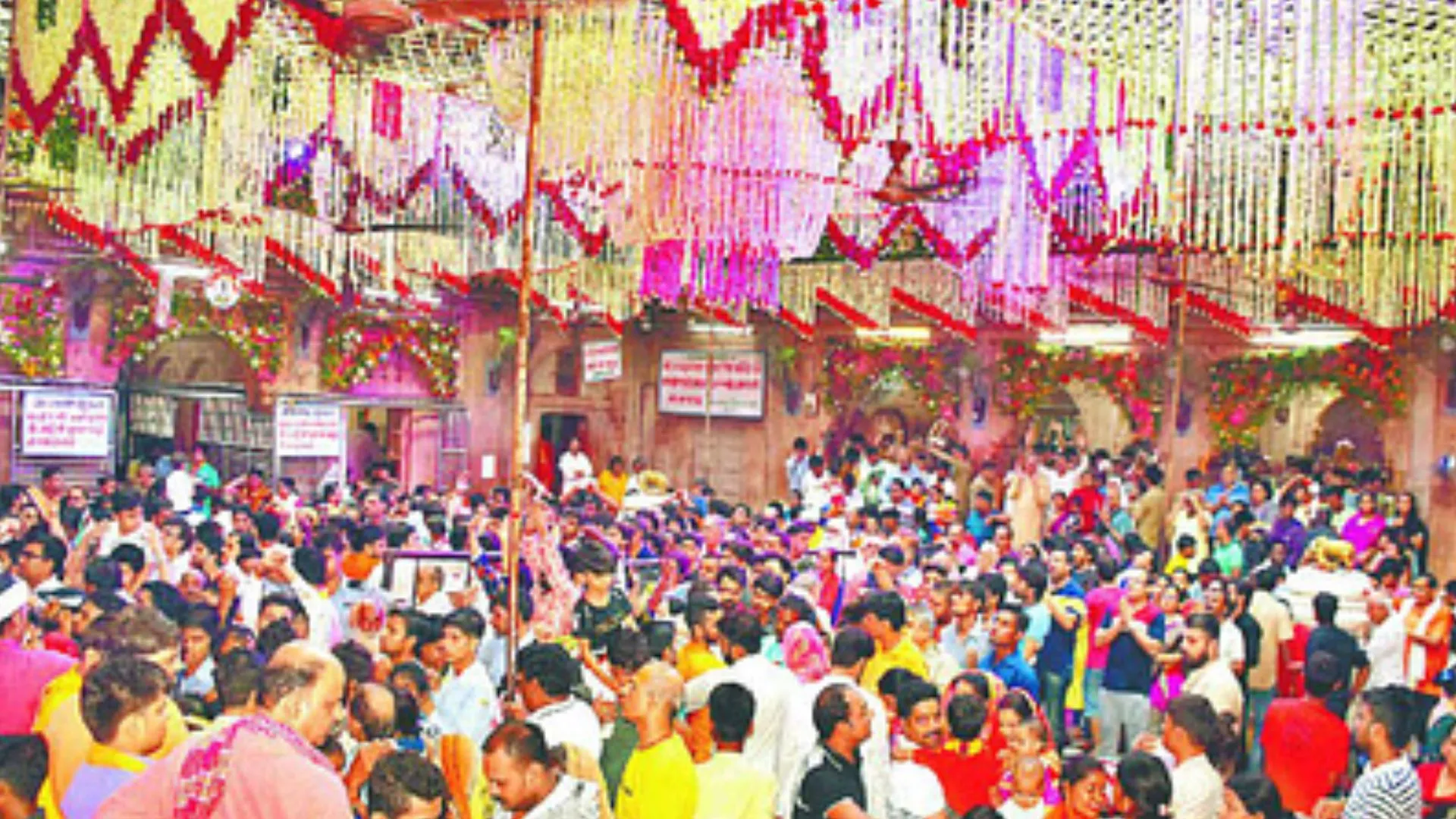 मथुरा: ब्रज के मंदिरों में फूल बंगला बनाने की मची है होड़, 500 साल पहले स्वामी हरिदास ने की थी शुरूआत  