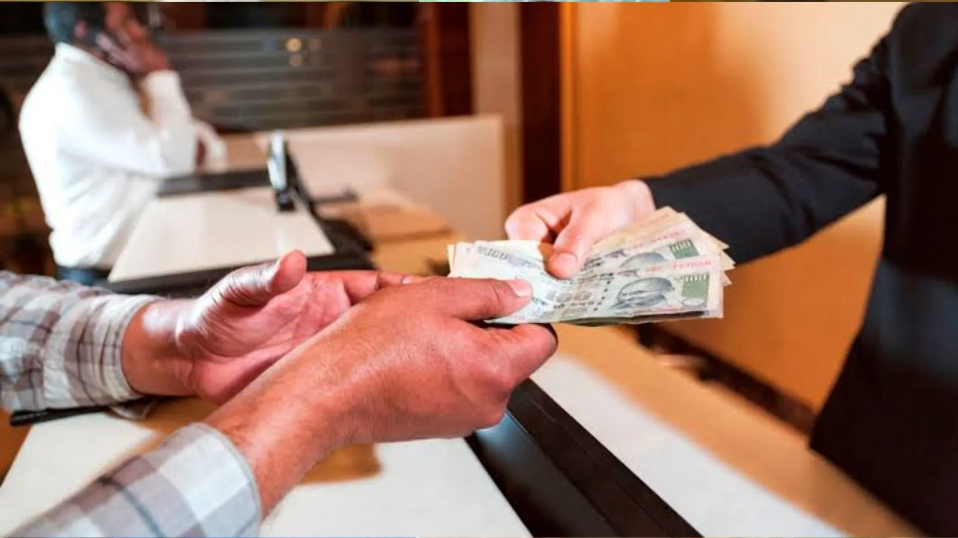 पीलीभीत: 5000 की रिश्वत लेते लेखपाल को एंटी करप्शन टीम ने पकड़ा, एक प्राइवेट कर्मी से भी चल रही पूछताछ...कार्रवाई की तैयारी 