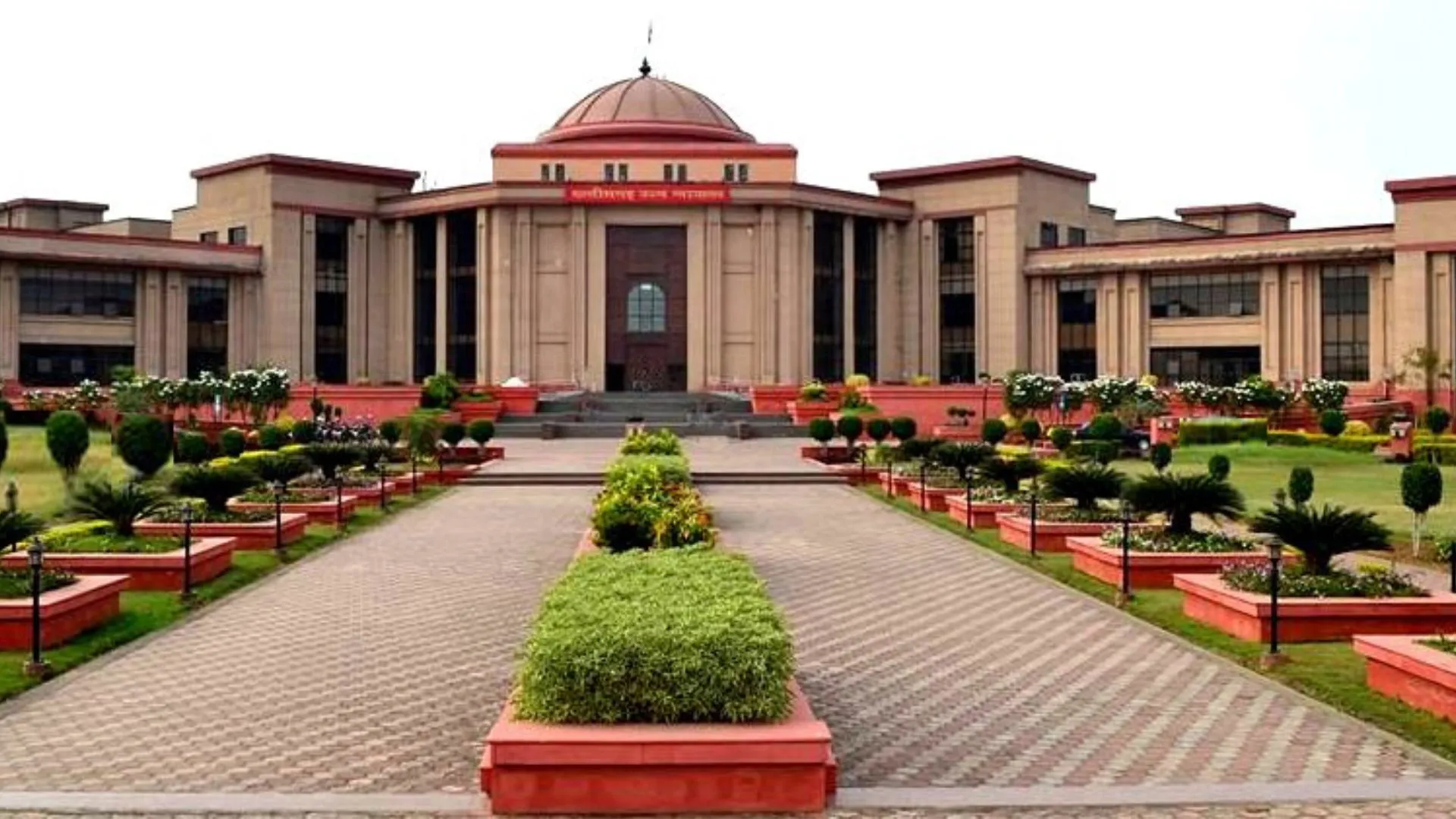 छत्तीसगढ़: सरगुजा जिले के स्वास्थ्य केंद्र में महिला ने फर्श पर दिया बच्चे को जन्म, HC ने मांगा जवाब 