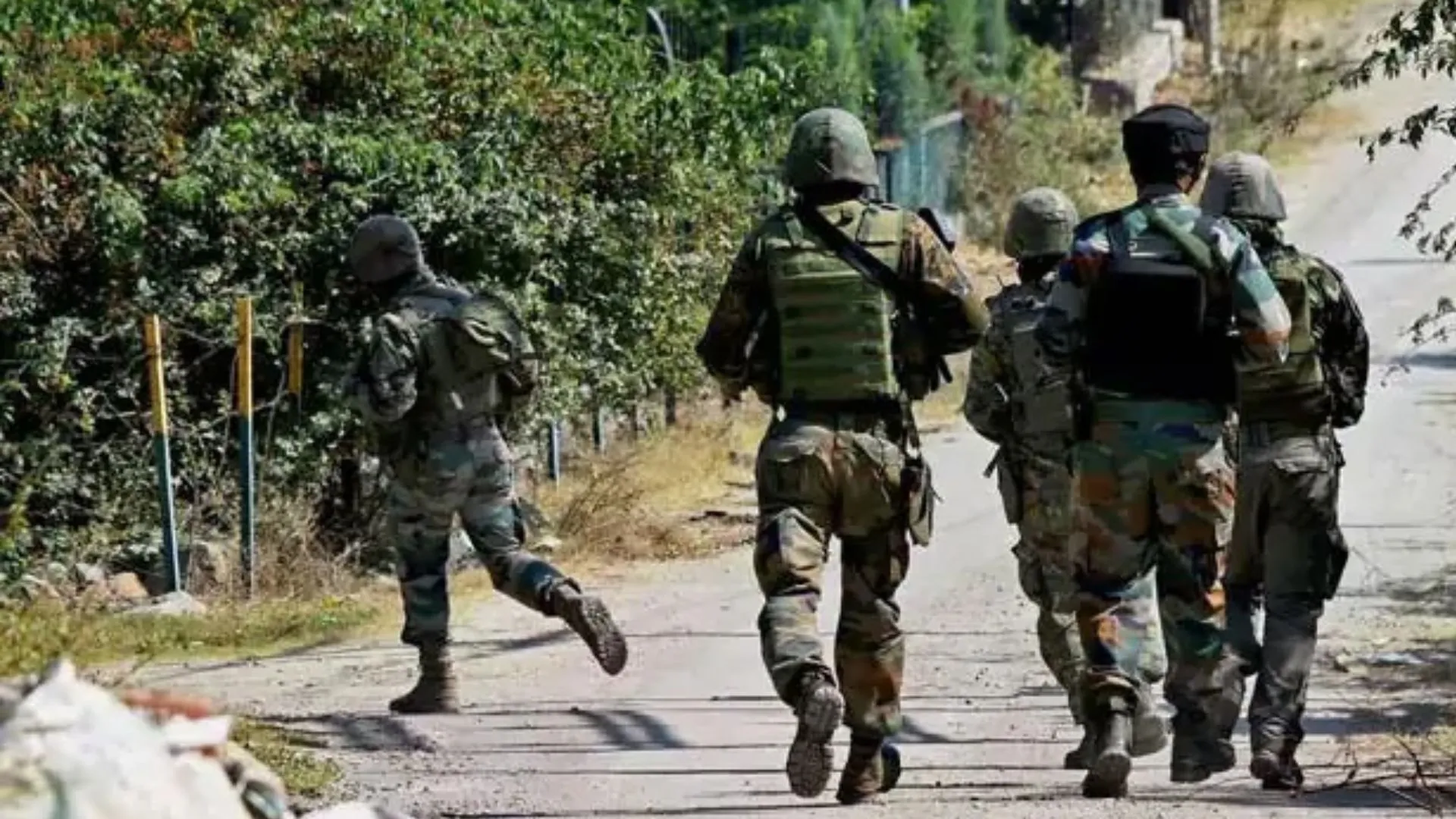 जम्मू-कश्मीर: आतंकवादियों के साथ दो मुठभेड़ में सीआरपीएफ जवान शहीद, छह सुरक्षाकर्मी घायल 