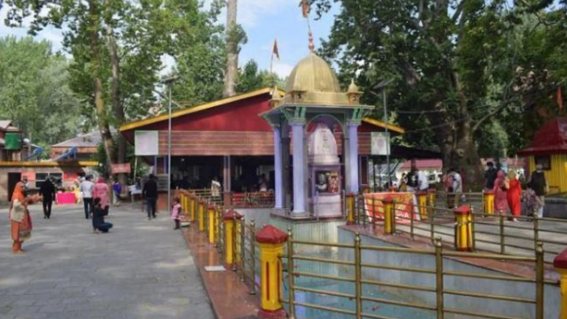 कड़ी सुरक्षा के बीच करीब 5,000 कश्मीरी पंडित खीरभवानी मेले के लिए कश्मीर हुए रवाना 