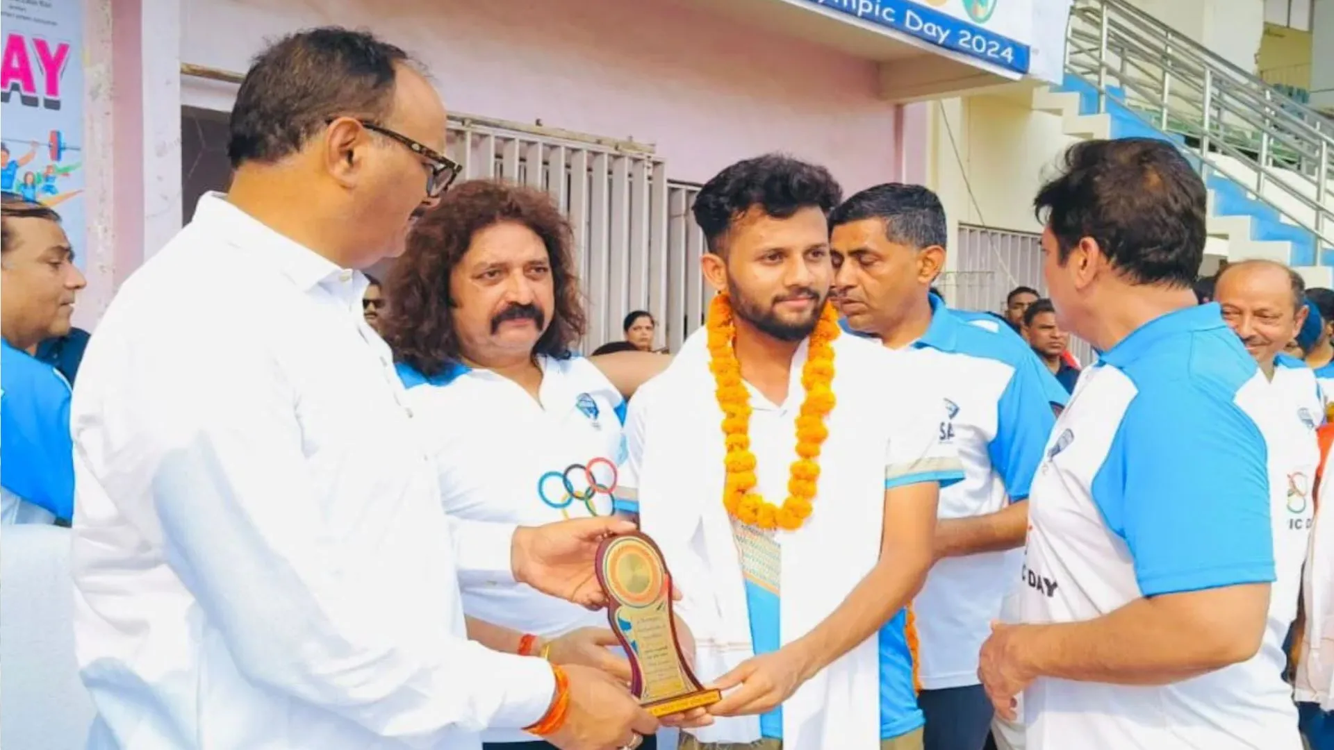 मेरठ के खिलाड़ी आदित्य मकोरवाल को डिप्टी CM ब्रजेश पाठक ने किया सम्मानित