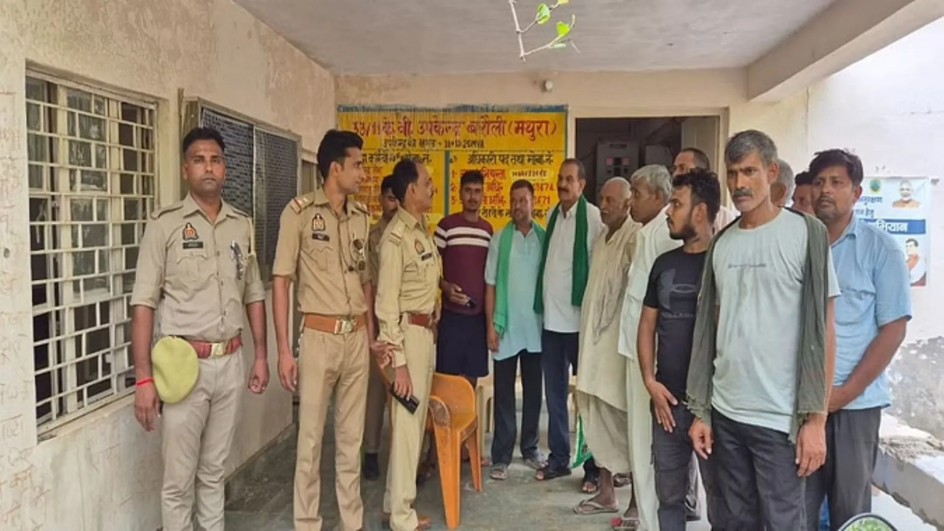 मथुरा: बिजली कटौती से परेशान किसानों का हल्लाबोल, दो बिजली घरों पर जमाया कब्जा 