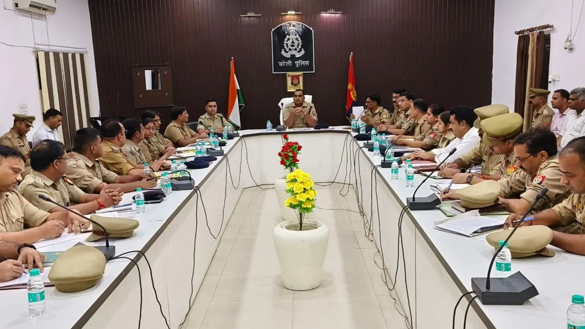 बरेली: अपराध पर अंकुश लगाने के लिए एसएसपी ने की अधीनस्थों के साथ बैठक