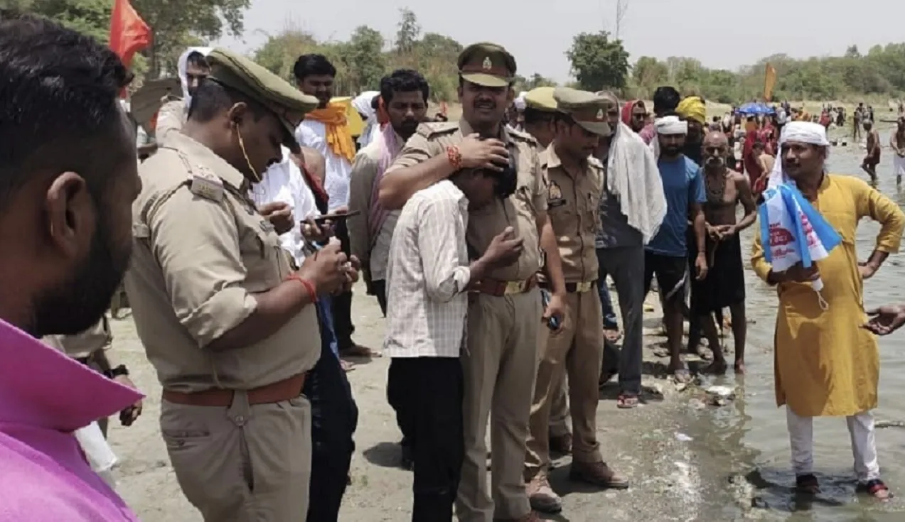 Fatehpur: गंगा नदी में नहाने के दौरान पांच किशोर डूबे...दो की मौत व तीन को गोताखोरों ने बचाया, गहरे पानी में जाने से हुआ हादसा