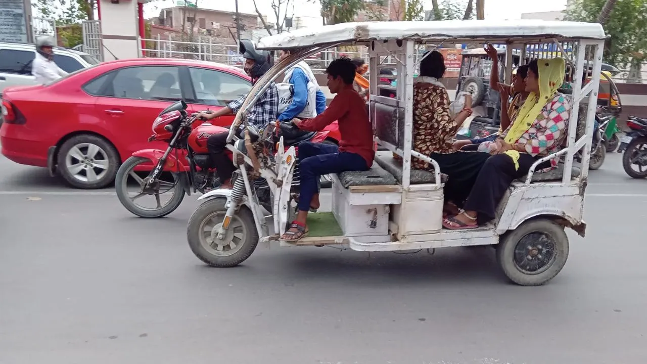 Unnao News: नाबालिगों के हाथों में ई-रिक्शा की कमान से आफत में जान, जिम्मेदार बेखबर 