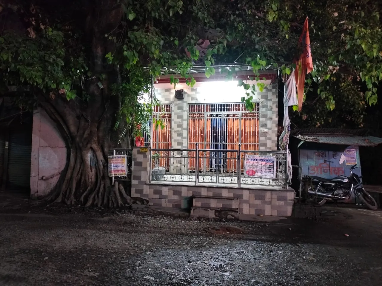 पीलीभीत: रोडवेज के पास मंदिर में चोरी, 4 घंटे बाद बाहर निकला चोर...सात दिन पहले एक अन्य मंदिर को बनाया था निशाना 