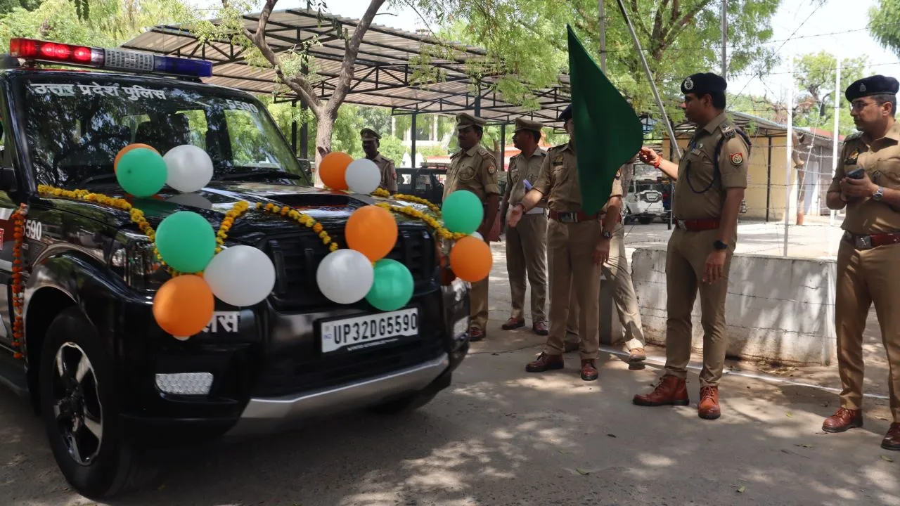 Etawah: जिला पुलिस को मिली कैमरा लगी सात स्कार्पियो व दो बाइकें, एसएसपी ने हरी झंडी दिखाकर थानों के लिए किया रवाना