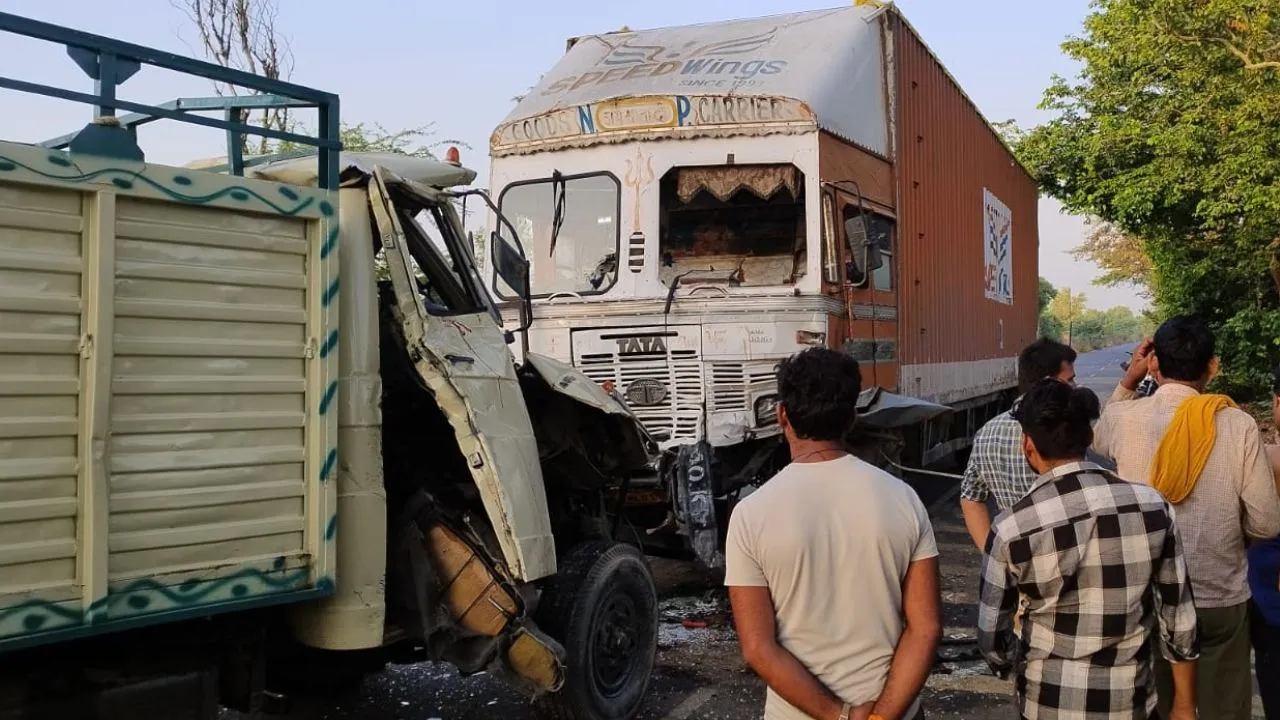 Etawah: भैंस चोरी कर बदमाशों ने किसान को मारी गोली, भागने के दौरान मिनी ट्रक कंटेनर से टकराया, दो की मौत व दो घायल