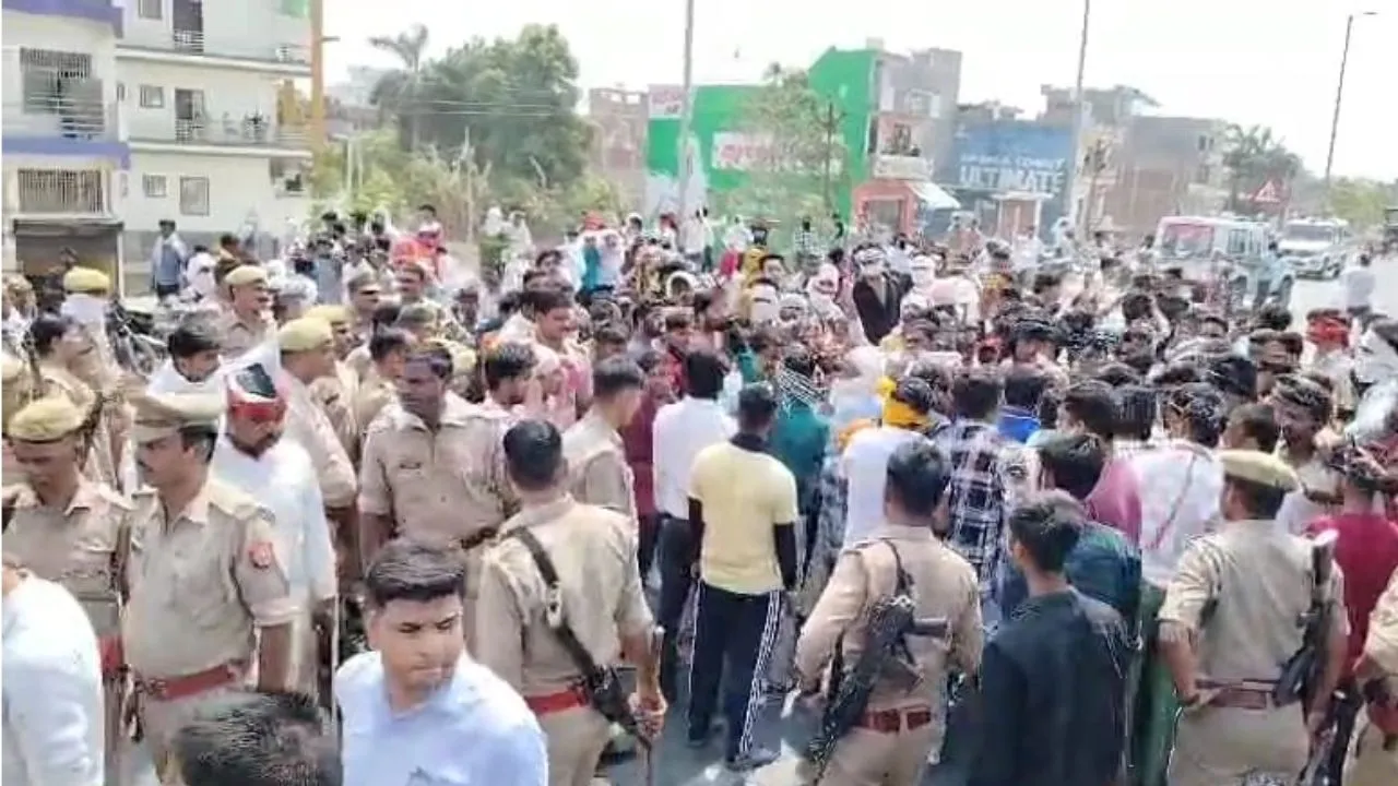 Etawah: किशोरी  को आत्महत्या के लिए उकसाने के आरोपी की गिरफ्तारी न होने से नाराज लोगों ने हाईवे पर जाम लगाया...पुलिस ने खदेड़ा
