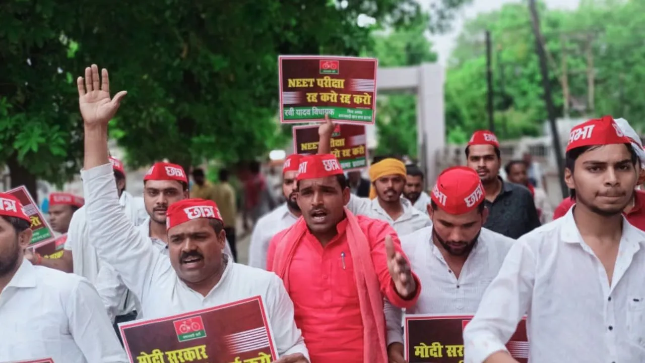 Etawah News: समाजवादी छात्र सभा ने नीट परीक्षा में धांधली के खिलाफ प्रर्दशन कर सौंपा ज्ञापन, परीक्षा रद्द करने की मांग