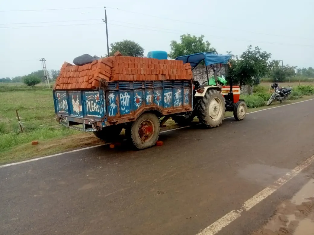 बदायूं: ईंटों से भरी ट्रैक्टर-ट्राली से कुचलकर बाइक सवार मां-बेटे की मौत