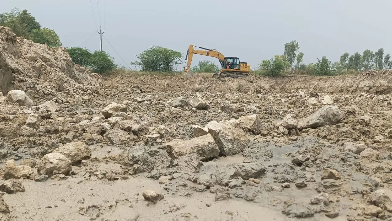 Unnao: मवेशी नहीं अब खनन माफियाओं से खेत बचाने को रतजगा कर रहे किसान...रातोंरात खेतों को खोद रहे माफिया 