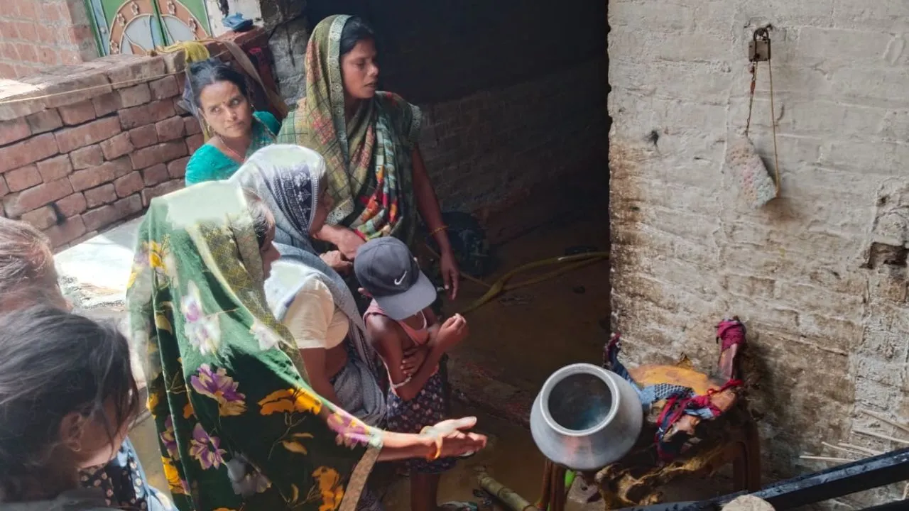 Farrukhabad Fire: खाना बनाते समय चूल्हे की चिंगारी से लगी आग...गृहस्थी जलकर खाक, घंटे की मशक्कत के आग पर पाया काबू