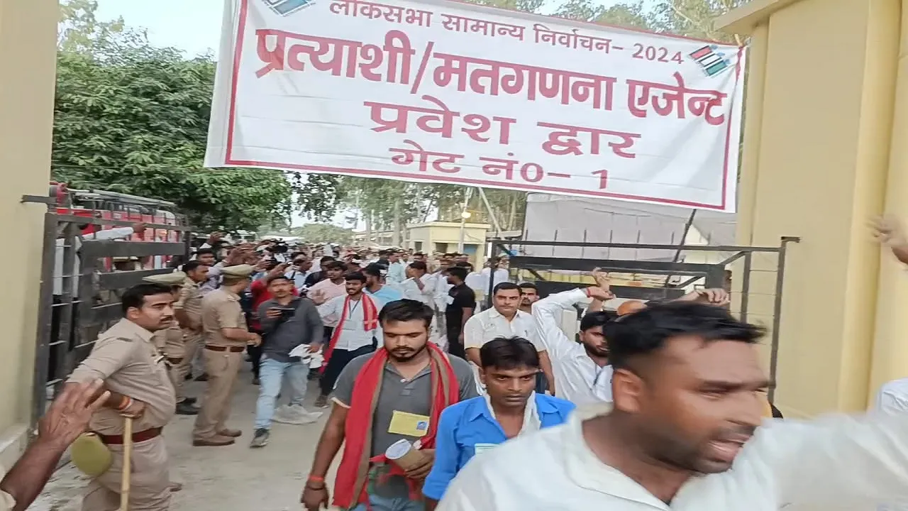 Lok Sabha Election: फर्रुखाबाद में सपाइयों ने पुलिस पर किया पथराव, मतगणना में धांधली का लगाया आरोप, धरने पर बैठे 