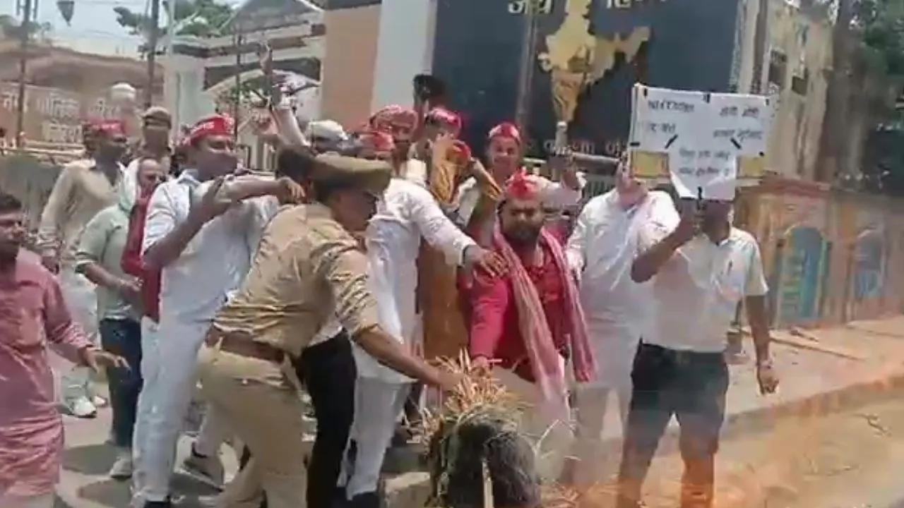 Fatehpur: सपा कार्यकर्ताओं ने शिक्षा मंत्री का फूंका पुतला...पुलिस ने नोकझोंक, नीट परीक्षा रद्द कराने की मांग