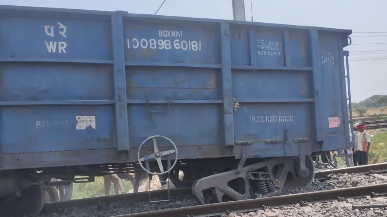 Fatehpur News: डीएफसीसी लाइन पर डाउन से जा रही मालगाड़ी हुई बेपटरी...लाइन दुरुस्त करने का प्रयास जारी