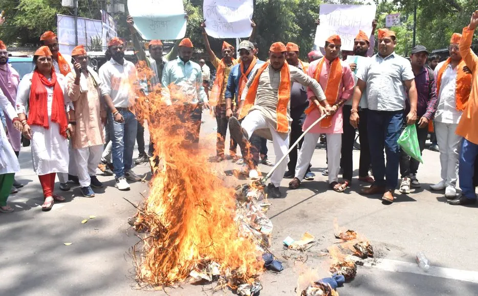 Bareilly News: शिवसेना कार्यकर्ताओं ने फूंका आतंकवाद का पुतला, प्रदर्शन कर सिटी मजिस्ट्रेट को सौंपा ज्ञापन