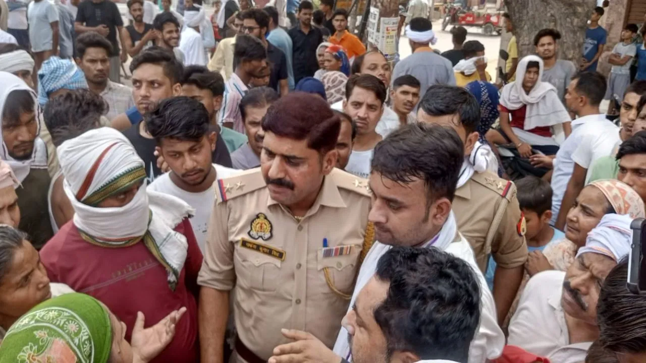 Kanpur: आठ दिनों में फुंके तीन ट्रांसफार्मर...तीन सौ घरों की बिजली गुल, दस लोगों की जा चुकी जान, हाईवे जामकर कर लोगों ने किया प्रदर्शन