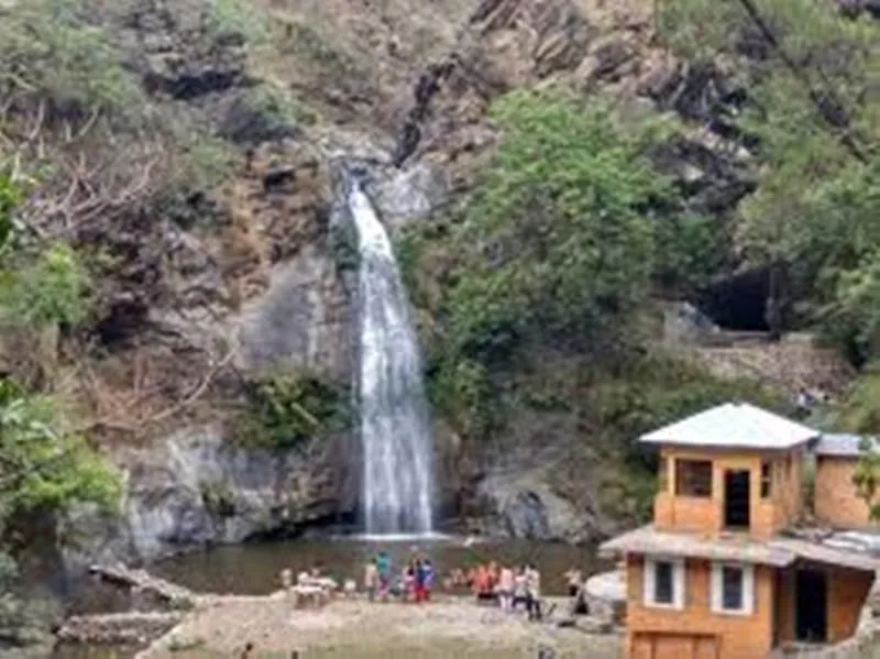 गरमपानी: ढोकाने वाटर फॉल में पर्यटक लगा रहे खतरे की डुबकी