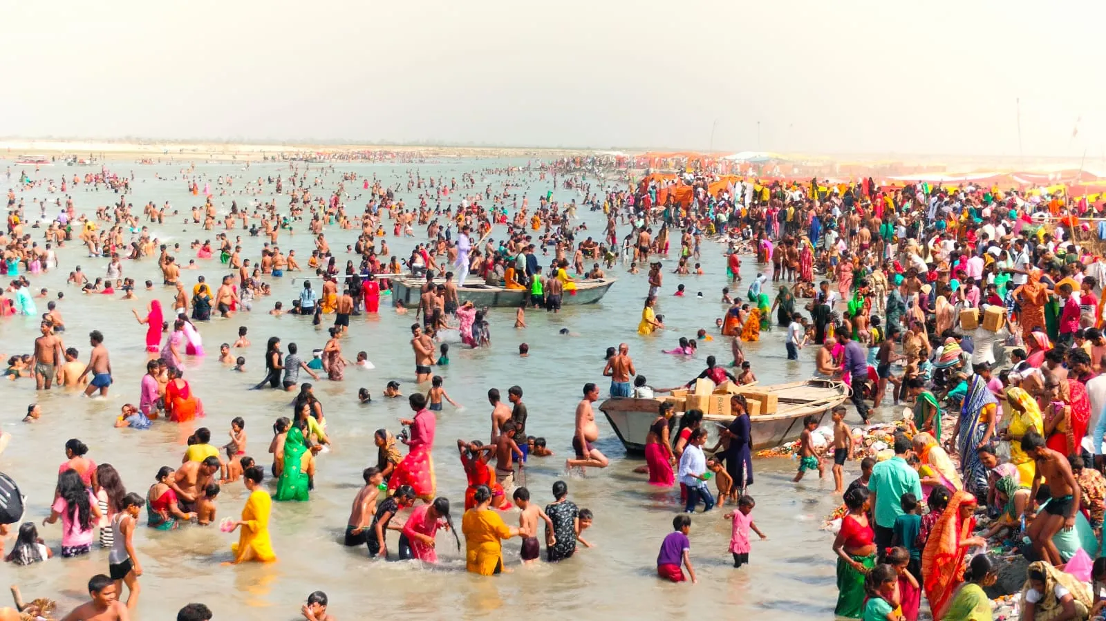 Farrukhabad: गंगा दशहरा पर पांचाल घाट गंगा तट पर उमड़ा आस्था का जन सैलाब, हजारों श्रद्धालुओं ने लगाई आस्था की डुबकी