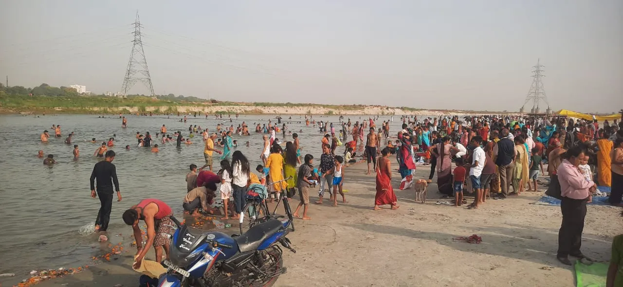 Unnao News: गंगा दशहरा के अवसर पर श्रद्धालुओं ने लगाई आस्था की डुबकी...आरती के बाद होगा दीपदान का कार्यक्रम