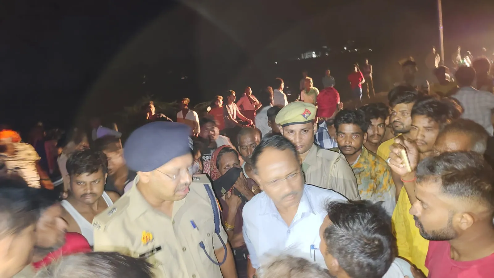 Unnao Accident: पंचर दुकान में घुसे डंपर ने वृद्ध व किशोर को रौंदा...मौत, गुस्साए परिजनों ने शवों को रख कर लगाया जाम