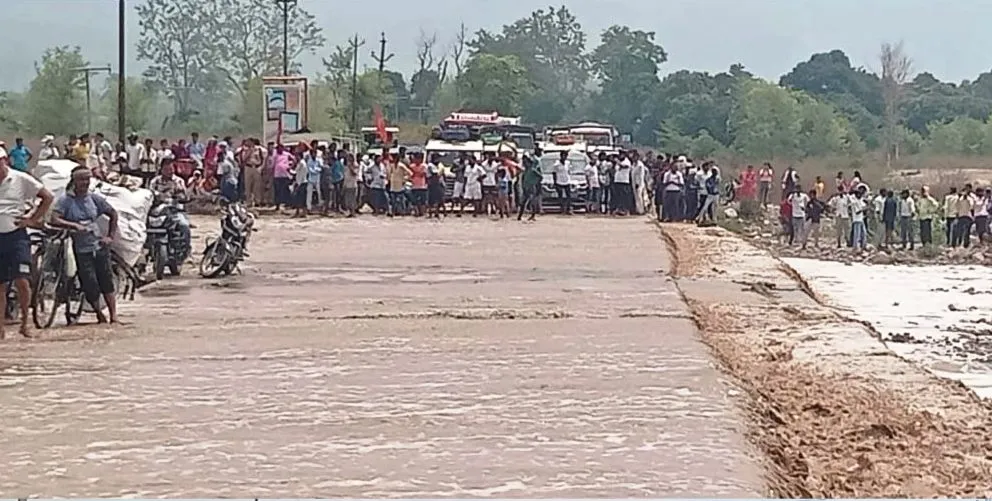 टनकपुर: पूर्णागिरि मार्ग पर किरोड़ा नाला उफनाया, एक घंटे फंसे रहे श्रद्धालु