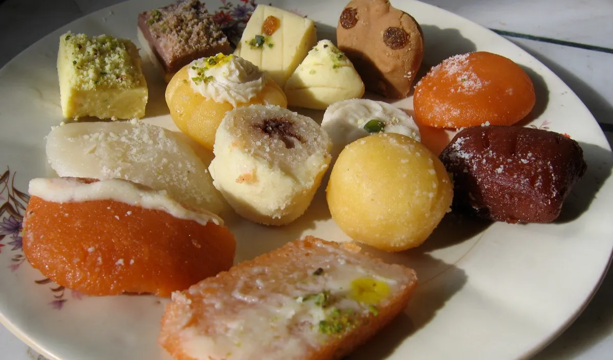 बागेश्वर की मिठाई में मिले पत्थर और बीड़ी के टुकड़े