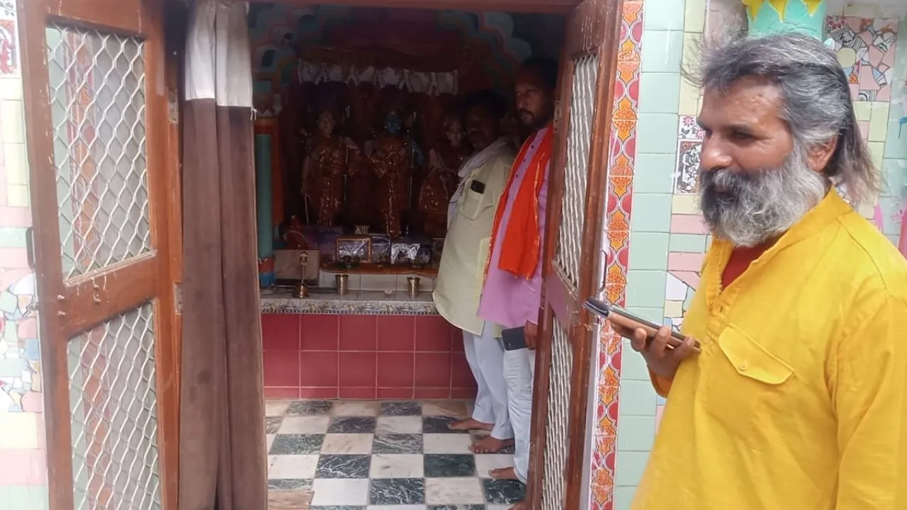 Jalaun: बदमाशों ने प्राचीन राम-जनकी मंदिर में बोला धावा, पुजारियों से मारपीट कर कमरे में किया बंद, चार मुकुट लेकर हुए फरार