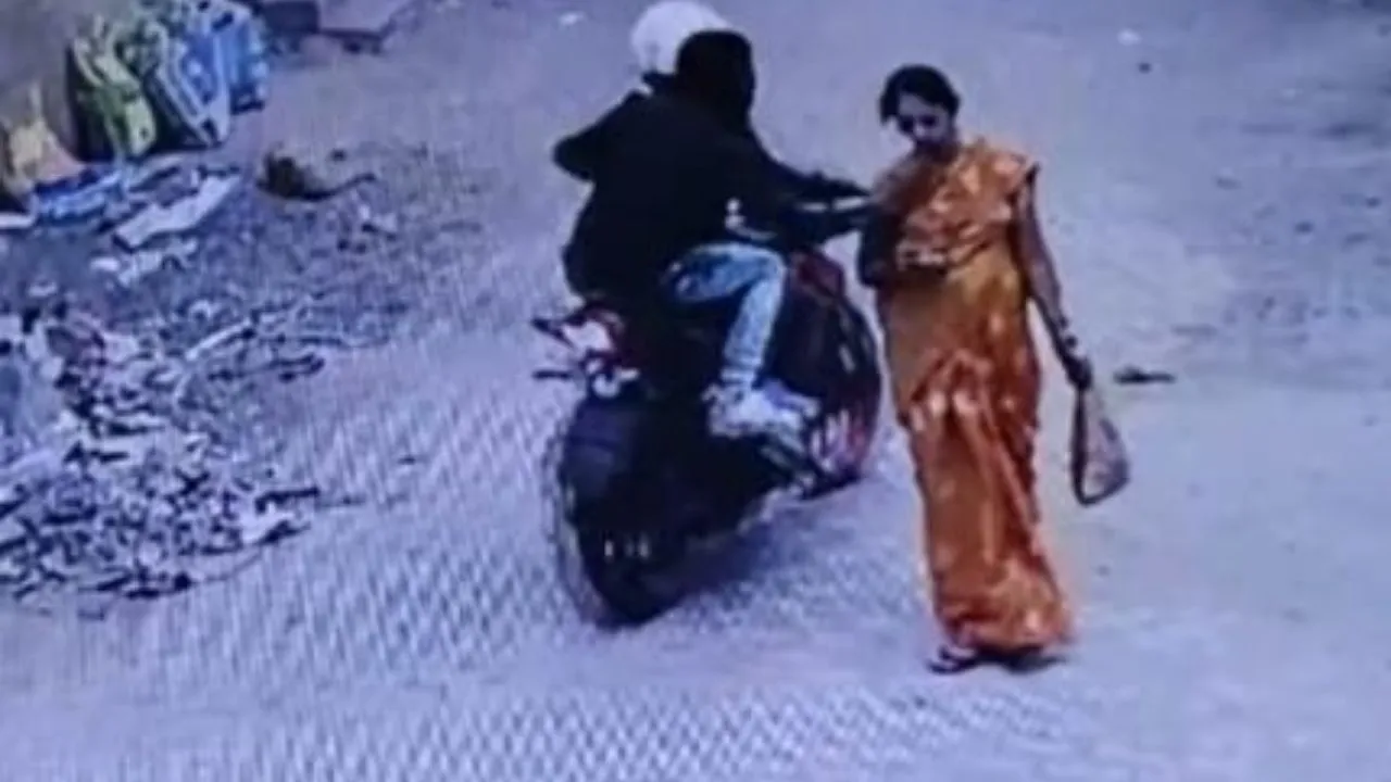 Kanpur: वटवृक्ष की पूजा करके घर लौट रही महिला से लुटेरों ने लूटी चेन...वारदात CCTV में कैद, पुलिस तलाश में जुटी