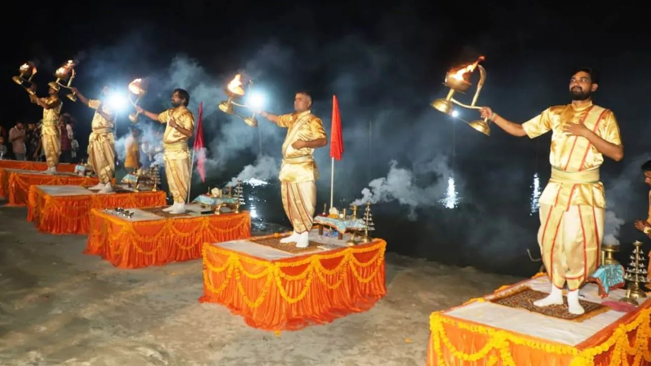 Kannauj: पतित पावनी के महादेवी घाट पर गूंजा ‘समृद्धि’ का शंखनाद...दिव्य गंगा महोत्सव का आयोजन, काशी से आए आचार्यों ने की गंगा आरती