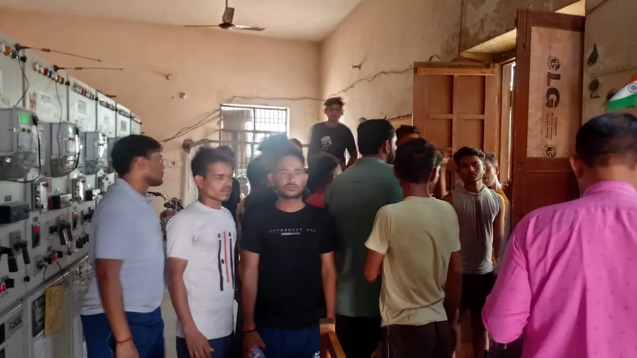 Kanpur: लाइनमैन की मौत के बाद मुआवजे के लिए ग्रामीणों ने बिजली घर का किया घेराव...आपूर्ति ठप होने से क्षेत्रवासी परेशान 